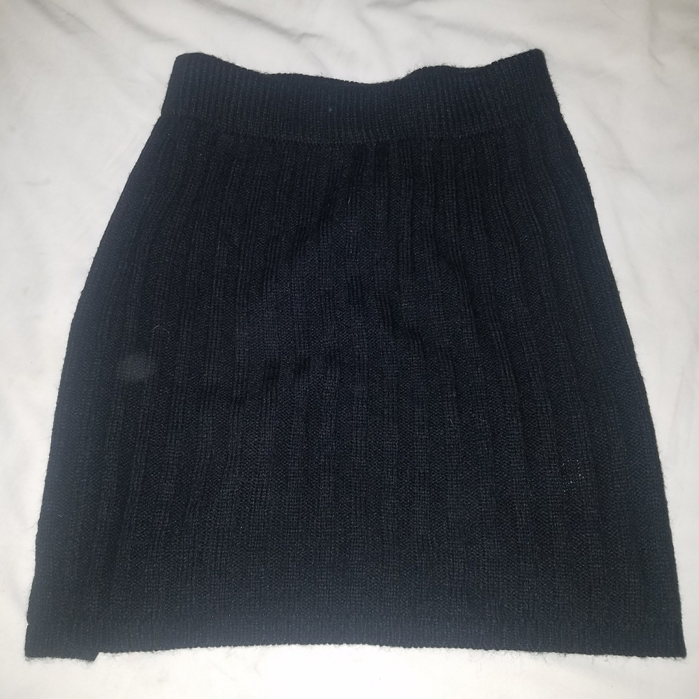 Black knitt material skirt